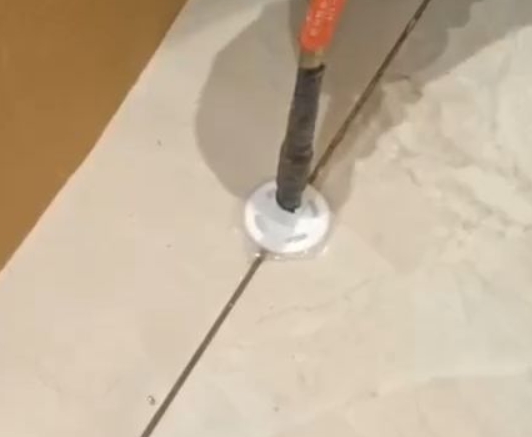 长白瓷砖空鼓维修公司专业解答瓷砖在铺贴过程中，如果没有涂抹均匀到位的粘结材料（如水泥砂浆或瓷砖胶），可能会导致以下问题