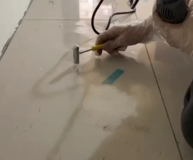 长白瓷砖开裂维修公司专业分享瓷砖在铺贴前如果没有沥干水分，将会导致以下问题